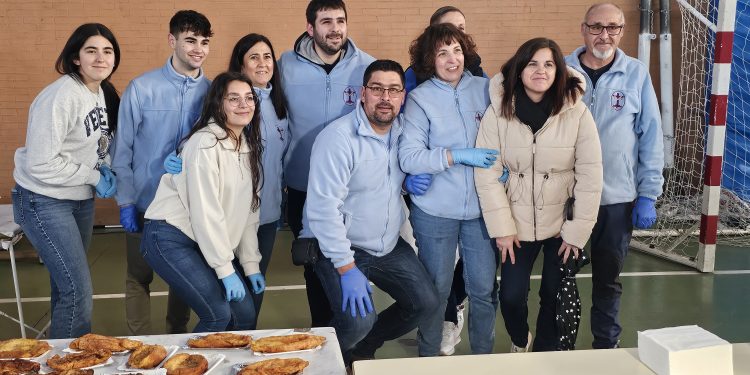 Gran respuesta vecinal en Peñaranda a la torrijada solidaria de la cofradía de la Vera Cruz para el arreglo de la iglesia de San Luis