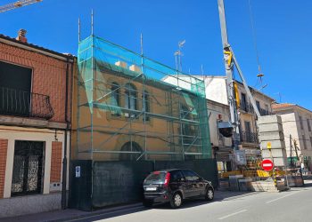 Adiós a todo un símbolo de la calle Nuestra Señora en Peñaranda: el campanario del antiguo colegio de las Jesuitinas ya es historia
