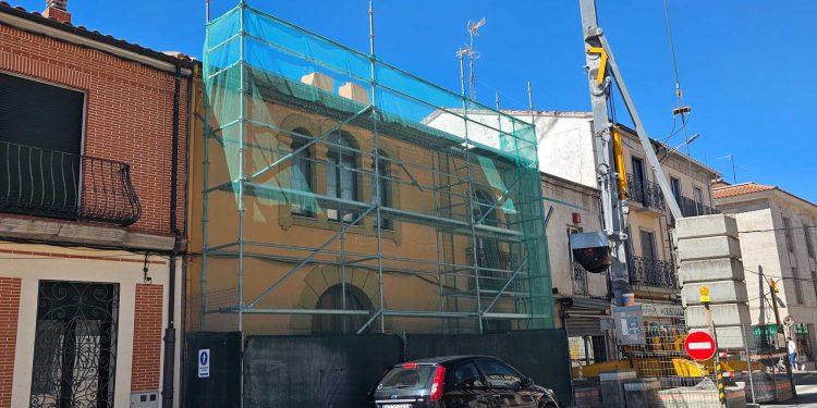 Adiós a todo un símbolo de la calle Nuestra Señora en Peñaranda: el campanario del antiguo colegio de las Jesuitinas ya es historia