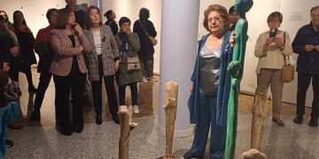 Peñaranda conmemora el 8M con la lectura de un manifiesto en el templete y la exposición «Mujeres en pie» de Amelia García