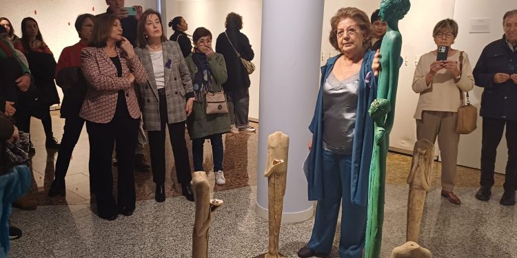 Peñaranda conmemora el 8M con la lectura de un manifiesto en el templete y la exposición «Mujeres en pie» de Amelia García