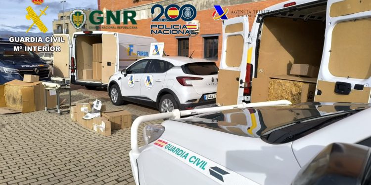 Fust/Martina, permite la desarticulación de una organización criminal internacional especializada en el contrabando de tabaco