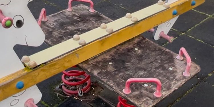 El PP de Peñaranda asegura que el abandono de los parques infantiles pone en riesgo la seguridad de los niños y niñas