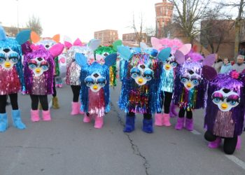 Peñaranda vive una multitudinaria fiesta carnavalera con gran nivel en los disfraces y cientos de personas siguiendo el desfile