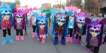Peñaranda vive una multitudinaria fiesta carnavalera con gran nivel en los disfraces y cientos de personas siguiendo el desfile