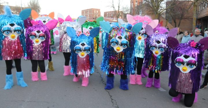 Peñaranda vive una multitudinaria fiesta carnavalera con gran nivel en los disfraces y cientos de personas siguiendo el desfile