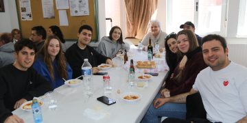 Vecinos y visitantes comparten una gran alubiada en Villar de Gallimazo como broche a la XIII edición de la matanza típica