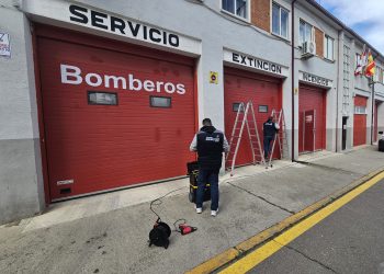 La Diputación provincial renueva la rotulación exterior en el parque de Bomberos de Peñaranda deteriorada por el paso del tiempo