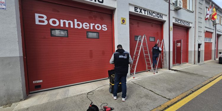 La Diputación provincial renueva la rotulación exterior en el parque de Bomberos de Peñaranda deteriorada por el paso del tiempo