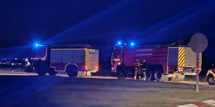 Un aviso moviliza a tres dotaciones de Bomberos de Villares y Peñaranda y resulta ser una quema controlada en Coca de Alba