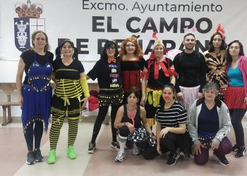 Las alumnas del taller de zumba de El Campo de Peñaranda viven también el Carnaval luciendo sus disfraces esta tarde