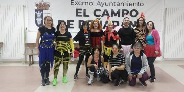 Las alumnas del taller de zumba de El Campo de Peñaranda viven también el Carnaval luciendo sus disfraces esta tarde
