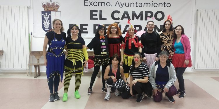 Las alumnas del taller de zumba de El Campo de Peñaranda viven también el Carnaval luciendo sus disfraces esta tarde