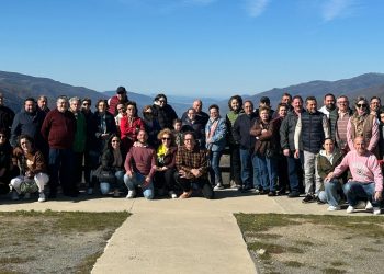 Vecinos de El Campo de Peñaranda disfrutan de un viaje al valle del Jerte para admirar la belleza de la floración de los cerezos