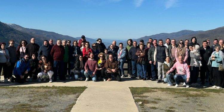 Vecinos de El Campo de Peñaranda disfrutan de un viaje al valle del Jerte para admirar la belleza de la floración de los cerezos