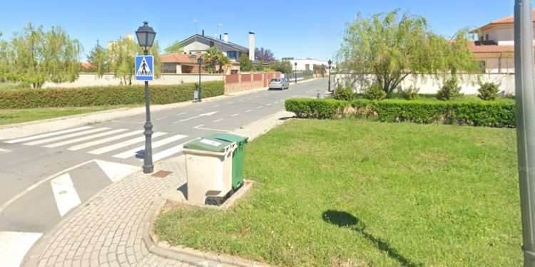 Dos encapuchados intentan asaltar tres chalés en la urbanización Los Chopos de Peñaranda y un vecino les ve saltando una tapia