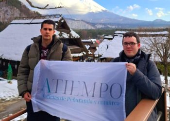 Mario Familiar y Roberto Porras, los dos jóvenes peñarandinos que han llevado la bandera de A TIEMPO al monte Fuji en Japón