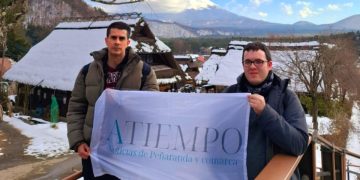 Mario Familiar y Roberto Porras, los dos jóvenes peñarandinos que han llevado la bandera de A TIEMPO al monte Fuji en Japón