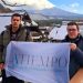 Mario Familiar y Roberto Porras, los dos jóvenes peñarandinos que han llevado la bandera de A TIEMPO al monte Fuji en Japón