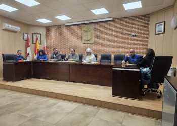 Macotera aprueba en el pleno una tasa por el uso de dependencias ubicadas en edificios municipales y actualiza la de las piscinas