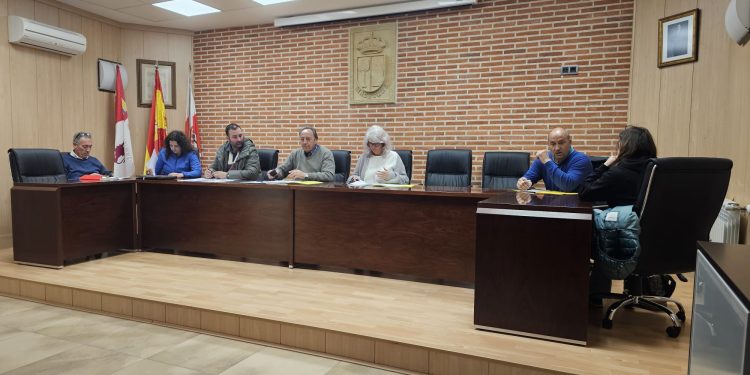 Macotera aprueba en el pleno una tasa por el uso de dependencias ubicadas en edificios municipales y actualiza la de las piscinas