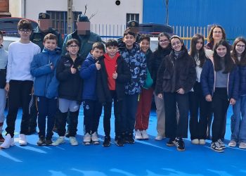 Los alumnos del colegio Severiano Montero de Peñaranda reciben la visita de la Guardia Civil de la localidad y conocen su labor