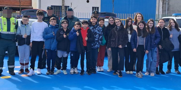 Los alumnos del colegio Severiano Montero de Peñaranda reciben la visita de la Guardia Civil de la localidad y conocen su labor