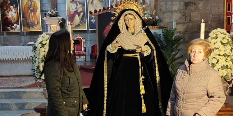 Nuestra Señora de la Soledad recibe en Peñaranda la devoción de los fieles en el besamanos que antecede a su fiesta anual