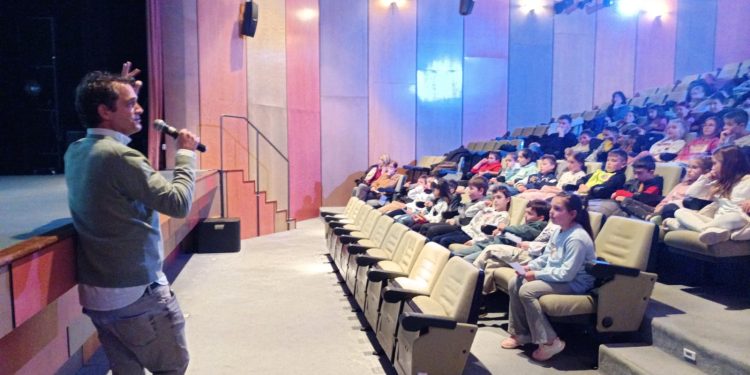 Germán Delibes protagoniza en Peñaranda un ameno encuentro en torno a su abuelo con alumnos del colegio Miguel de Unamuno