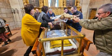 Peñaranda perpetúa su devoción al Santo Cristo de la Cama en el tradicional cambio de ropas de la talla para la Semana Santa