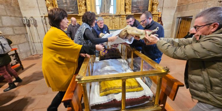 Peñaranda perpetúa su devoción al Santo Cristo de la Cama en el tradicional cambio de ropas de la talla para la Semana Santa