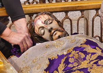 Peñaranda perpetúa su devoción al Santo Cristo de la Cama en el tradicional cambio de ropas de la talla para la Semana Santa