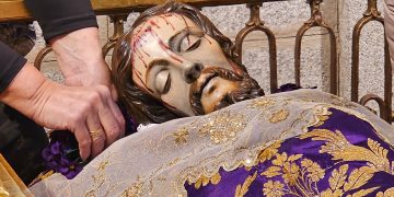 Peñaranda perpetúa su devoción al Santo Cristo de la Cama en el tradicional cambio de ropas de la talla para la Semana Santa