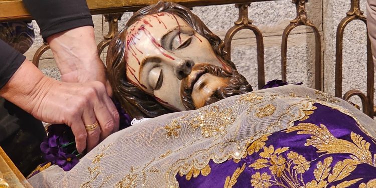 Peñaranda perpetúa su devoción al Santo Cristo de la Cama en el tradicional cambio de ropas de la talla para la Semana Santa
