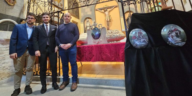 El Humilladero muestra en Peñaranda los avances en el paso del Cristo con la talla del canasto y las cartelas que lo ornamentarán