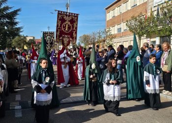 Peñaranda vive su primera procesión en el prólogo de la Semana Santa con el Vía Crucis organizado por el colegio La Encarnación