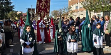 Peñaranda vive su primera procesión en el prólogo de la Semana Santa con el Vía Crucis organizado por el colegio La Encarnación