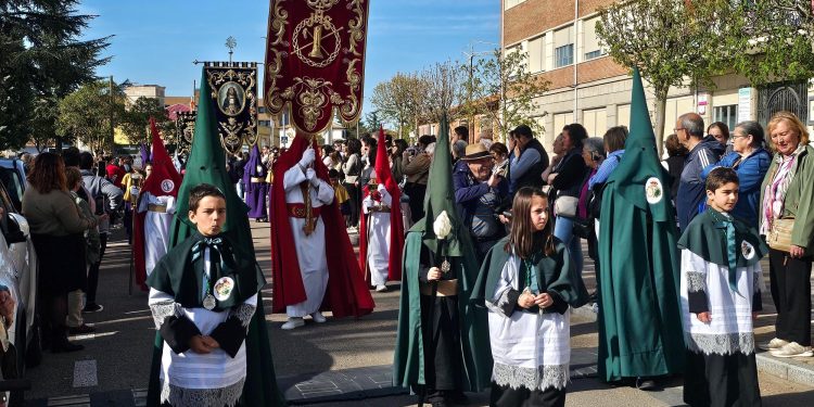 Peñaranda vive su primera procesión en el prólogo de la Semana Santa con el Vía Crucis organizado por el colegio La Encarnación