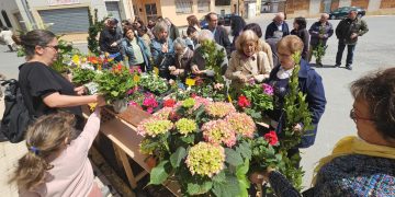 Villoruela se suma con gran éxito a la campaña solidaria de Las Villas con la venta de flores, plantas y dulces en la plaza