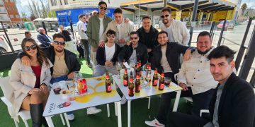 Peñaranda vive la multitudinaria ronda de cortos del Domingo de Ramos con decenas de grupos llenando calles y plazas