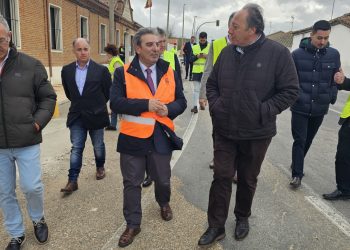 El consejero de Movilidad, José Luis Sanz Merino, visita las obras que mejorarán la accesibilidad en la travesía de Macotera