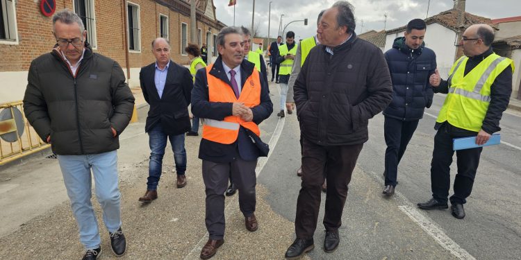 El consejero de Movilidad, José Luis Sanz Merino, visita las obras que mejorarán la accesibilidad en la travesía de Macotera
