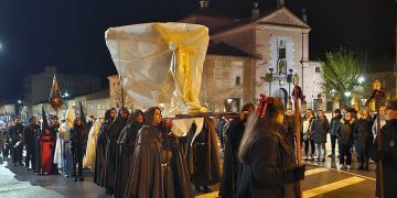 El acto penitencial del Santo Cristo en Peñaranda marcado por la lluvia que obliga a cambiar el recorrido hasta el Humilladero