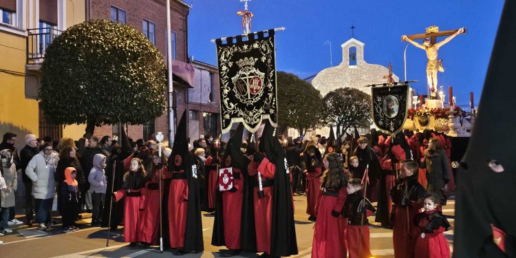 Humilladero y Lágrimas protagonizan el traslado penitencial del Martes Santo en Peñaranda con la esperada tregua del tiempo