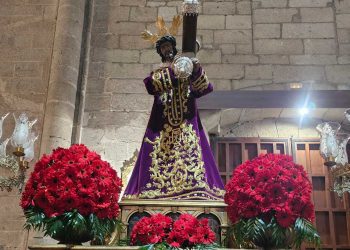 Así es la túnica bordada que estrenará esta noche en Peñaranda la imagen del siglo XVII de Jesús Nazareno con la cruz a cuestas