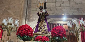 Así es la túnica bordada que estrenará esta noche en Peñaranda la imagen del siglo XVII de Jesús Nazareno con la cruz a cuestas