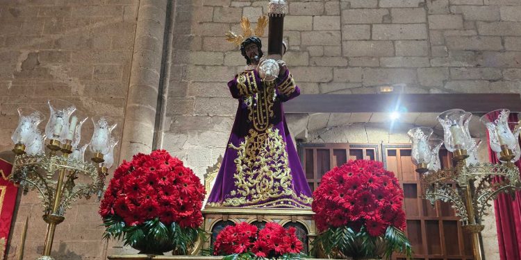 Así es la túnica bordada que estrenará esta noche en Peñaranda la imagen del siglo XVII de Jesús Nazareno con la cruz a cuestas