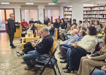 Jesús Plaza presenta en Peñaranda sus «Fundamentales» para conmemorar el Día del Libro en una biblioteca llena de público