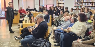 Jesús Plaza presenta en Peñaranda sus «Fundamentales» para conmemorar el Día del Libro en una biblioteca llena de público