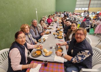 Santiago de la Puebla reparte más de 420 raciones de patatas machaconas en una comida solidaria a beneficio de Pyfano